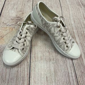 New Michael Kors cream logo sneaker Size 7.5 awesome condition